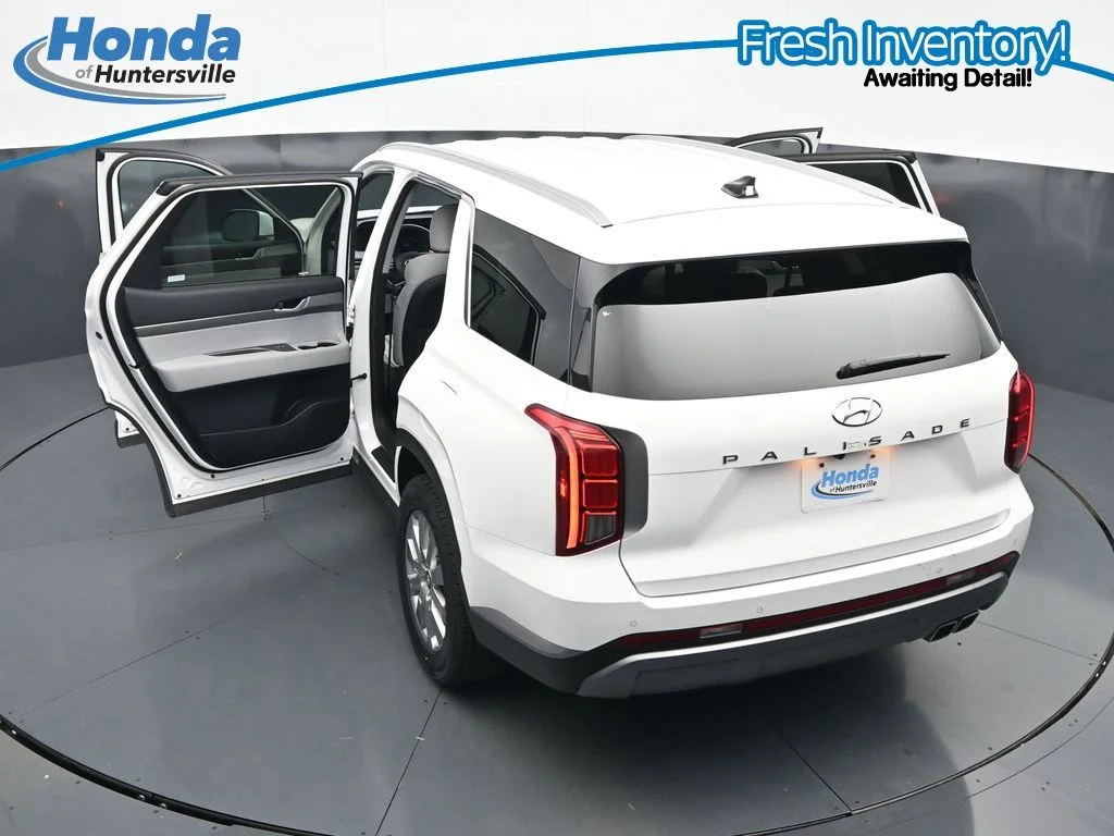 Used 2025 White Hyundai SEL image 37