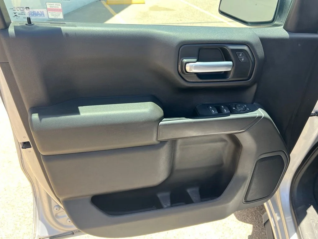 Used 2022 Silver Ice Metallic Chevrolet Custom image 9