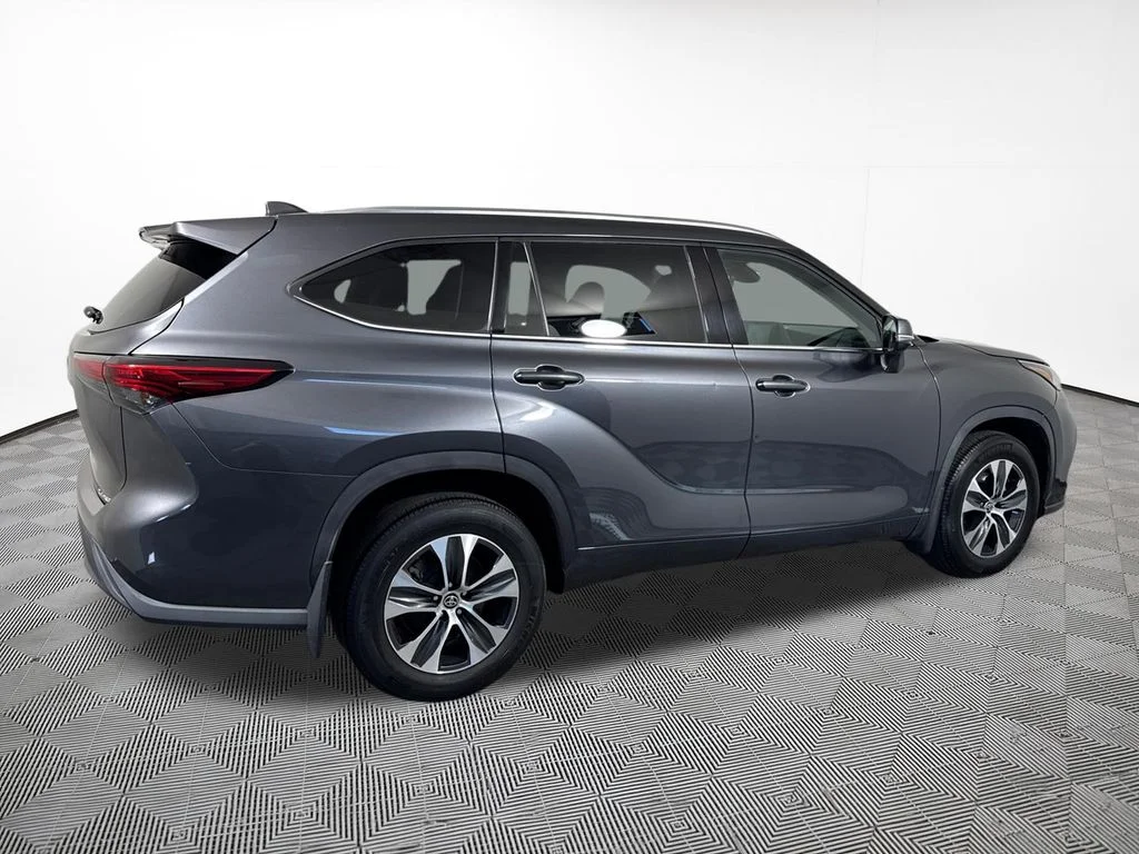Used 2021 Magnetic Gray Metallic Toyota XLE image 9