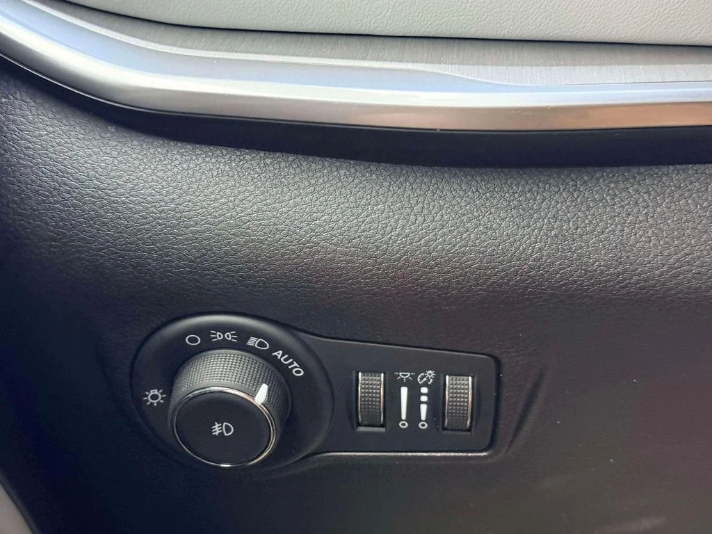 Used 2025 White Jeep Limited image 18