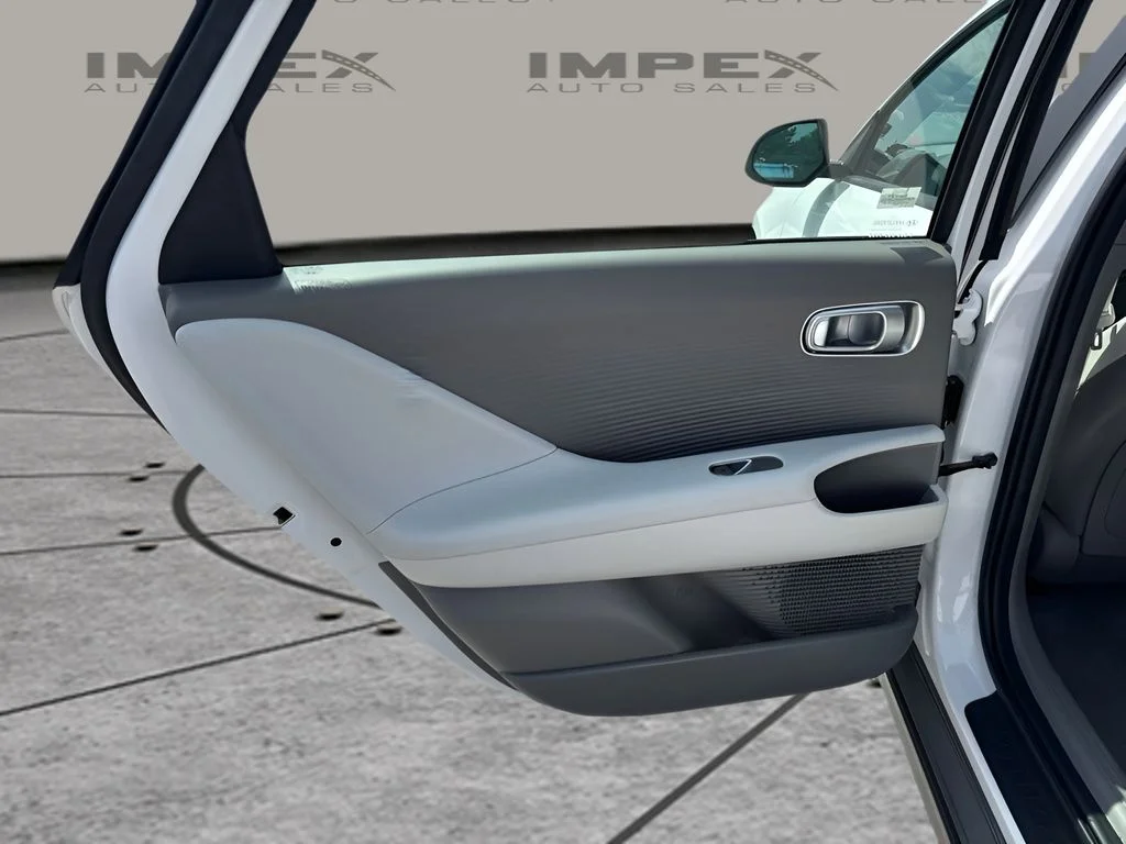 Used 2025 White Hyundai SEL image 27