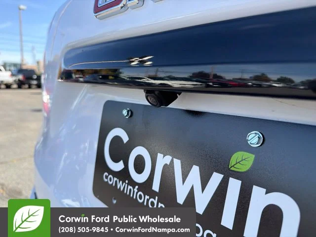 Used 2021 Summit White GMC  image 11