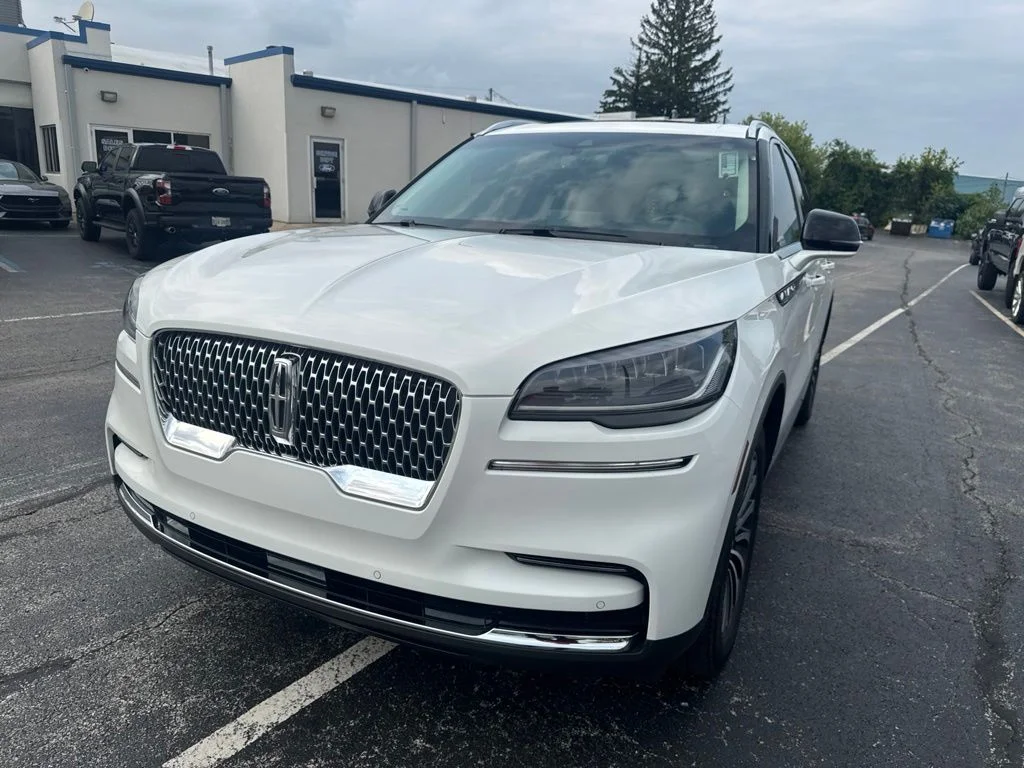 Used 2023 White Metallic Lincoln Standard image 49