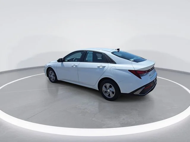 Used 2025 White Hyundai SE image 7