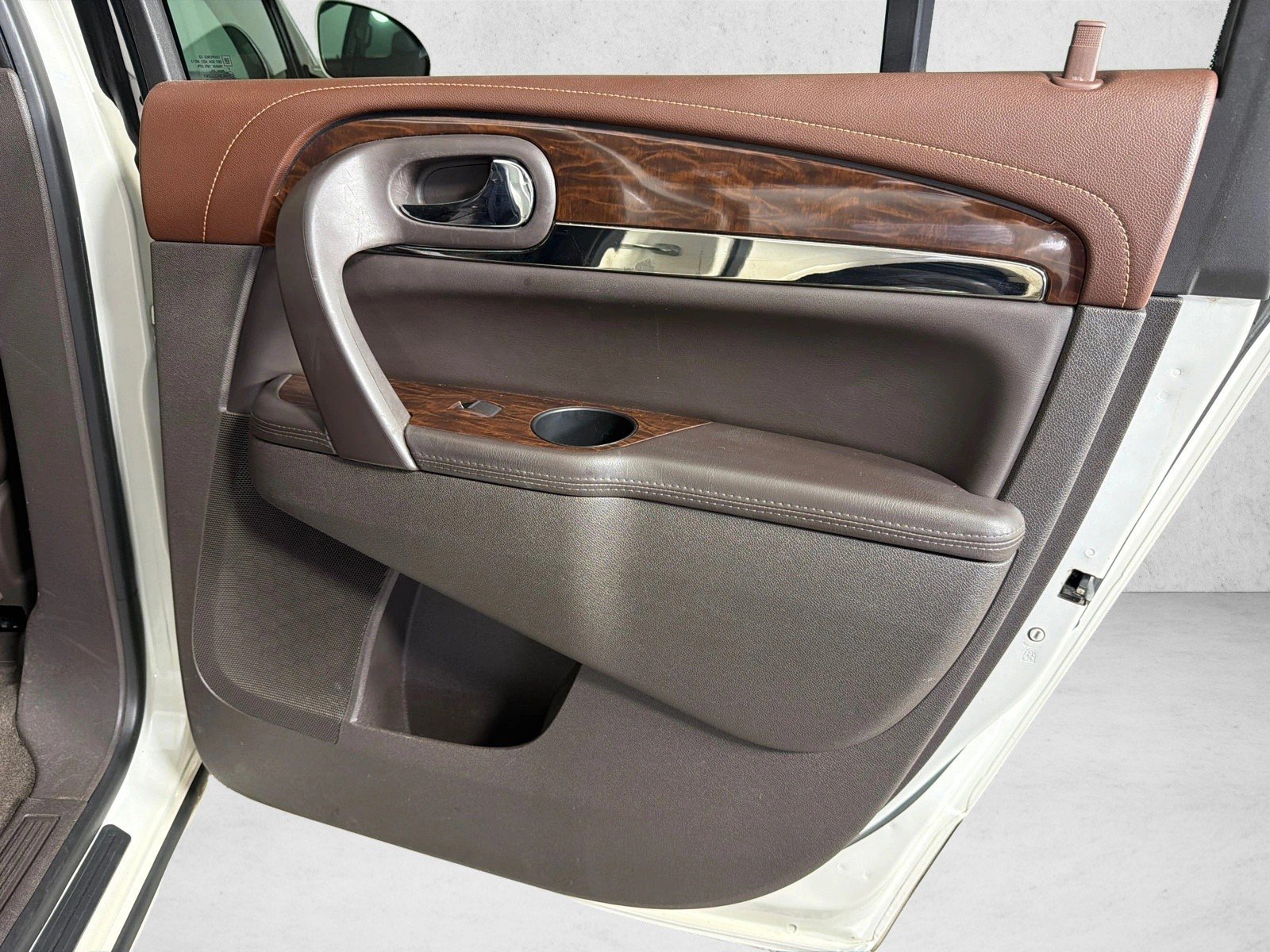 Used 2014 White Diamond Tricoat Buick Premium image 18