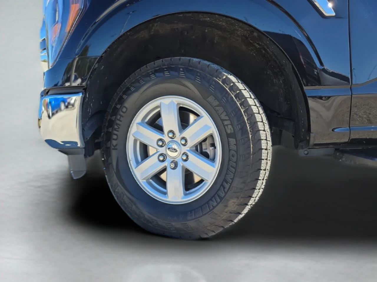 Used 2023 Agate Black Metallic Ford XLT image 48
