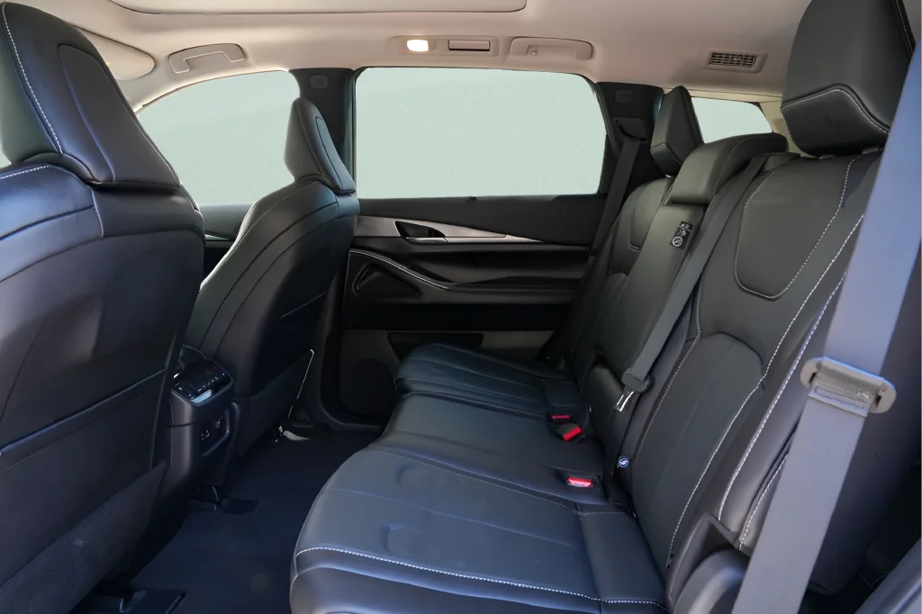 Used 2024 White INFINITI LUXE image 35