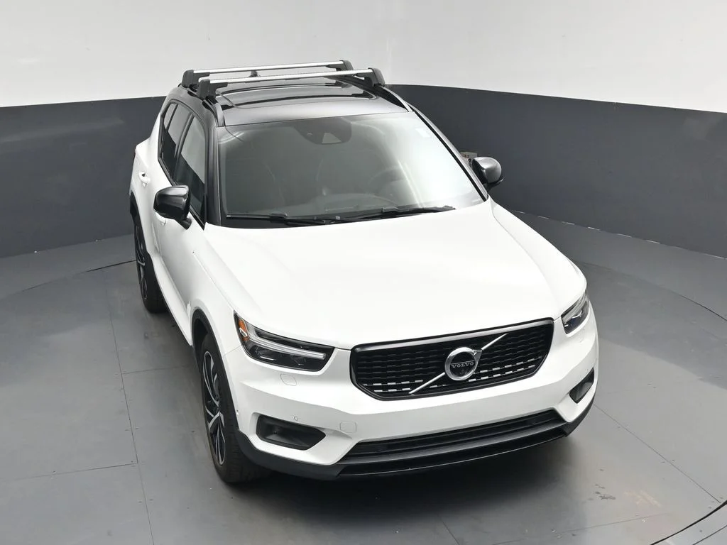Used 2022 White Volvo R-Design image 26