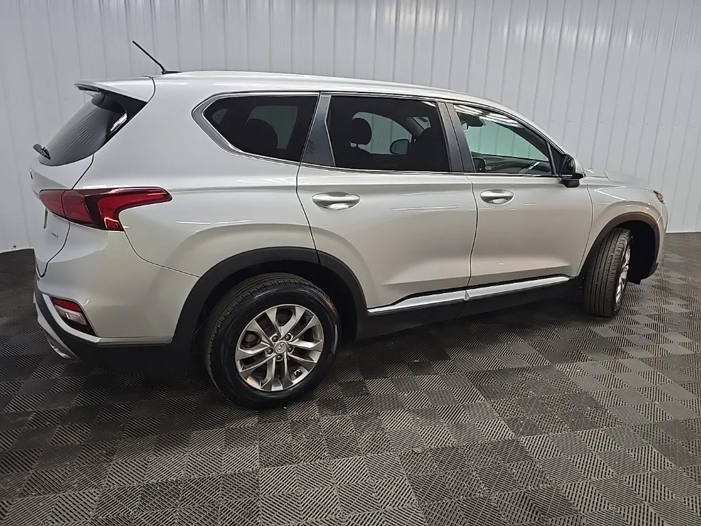 Used 2019 Silver Hyundai SE image 3