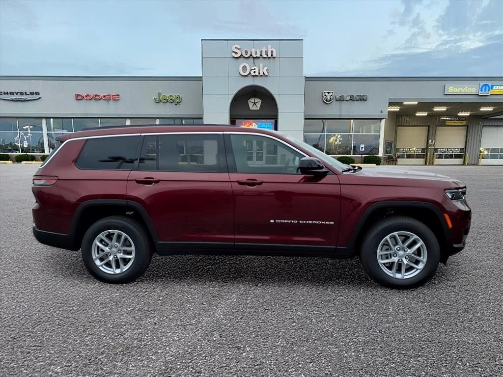 Used 2025 Red Jeep Laredo image 2