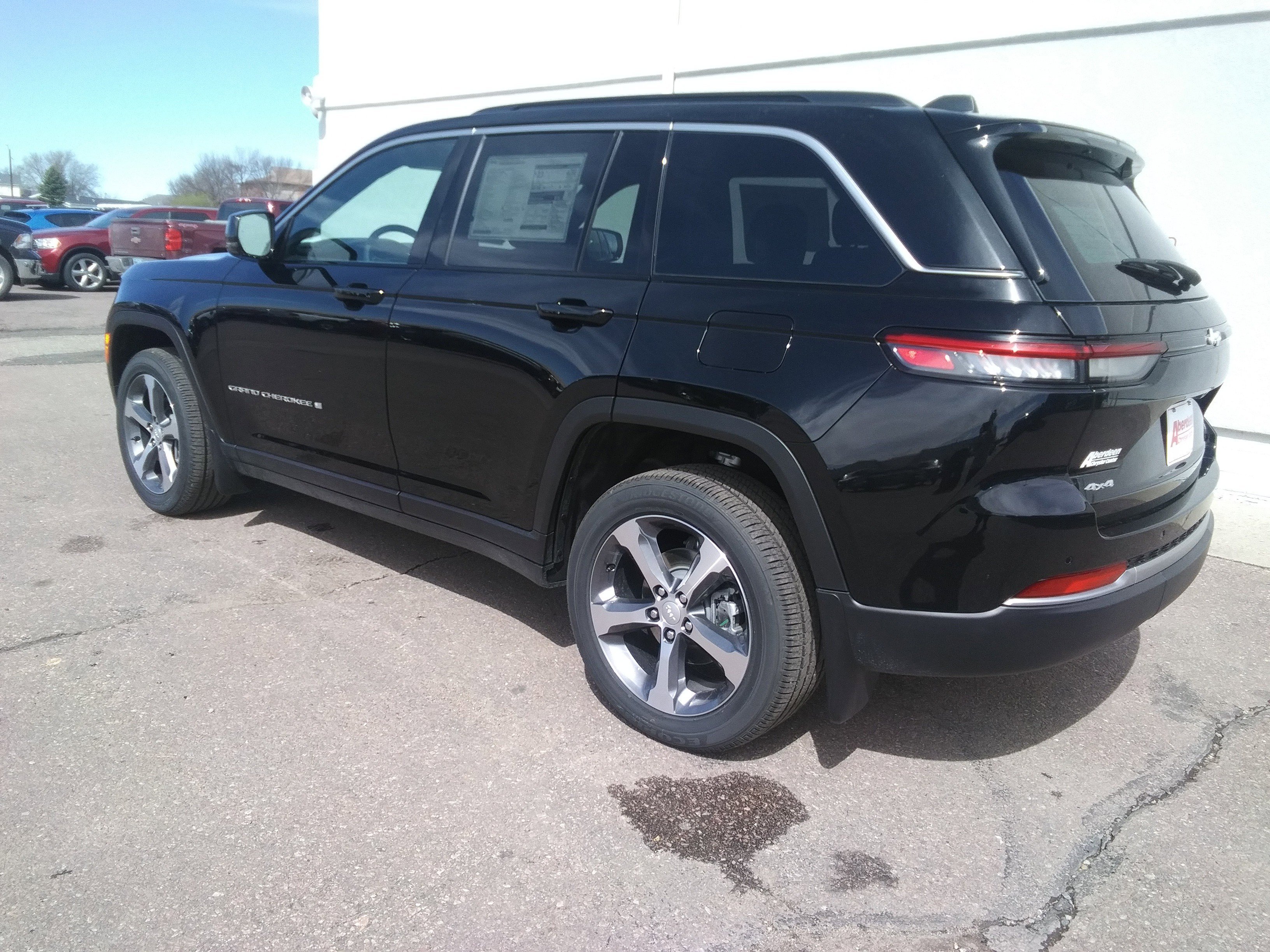 New 2026 Diamond Black Crystal Pearl-Coat Exterior Paint Jeep Limited image 7