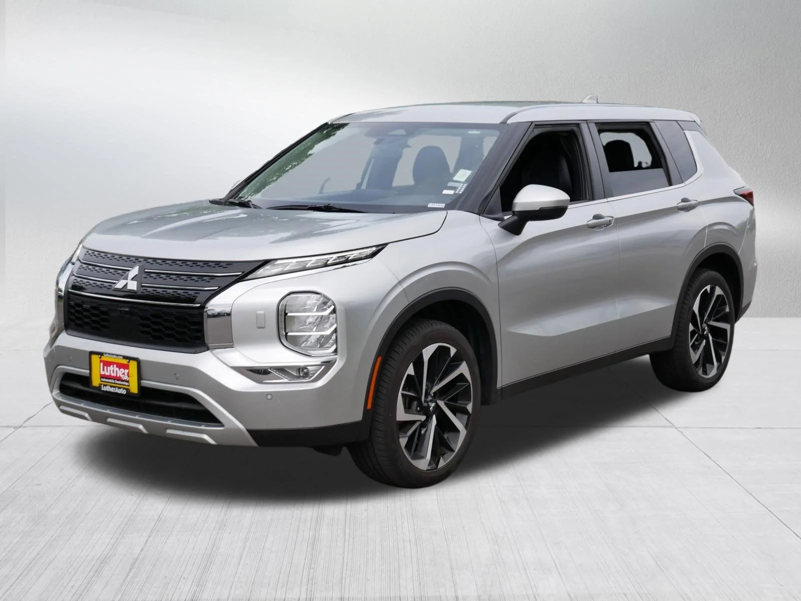 Used 2024 Alloy Silver Metallic Mitsubishi SE image 3