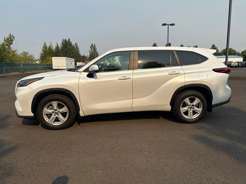 Used 2023 Pearl Toyota L image 4