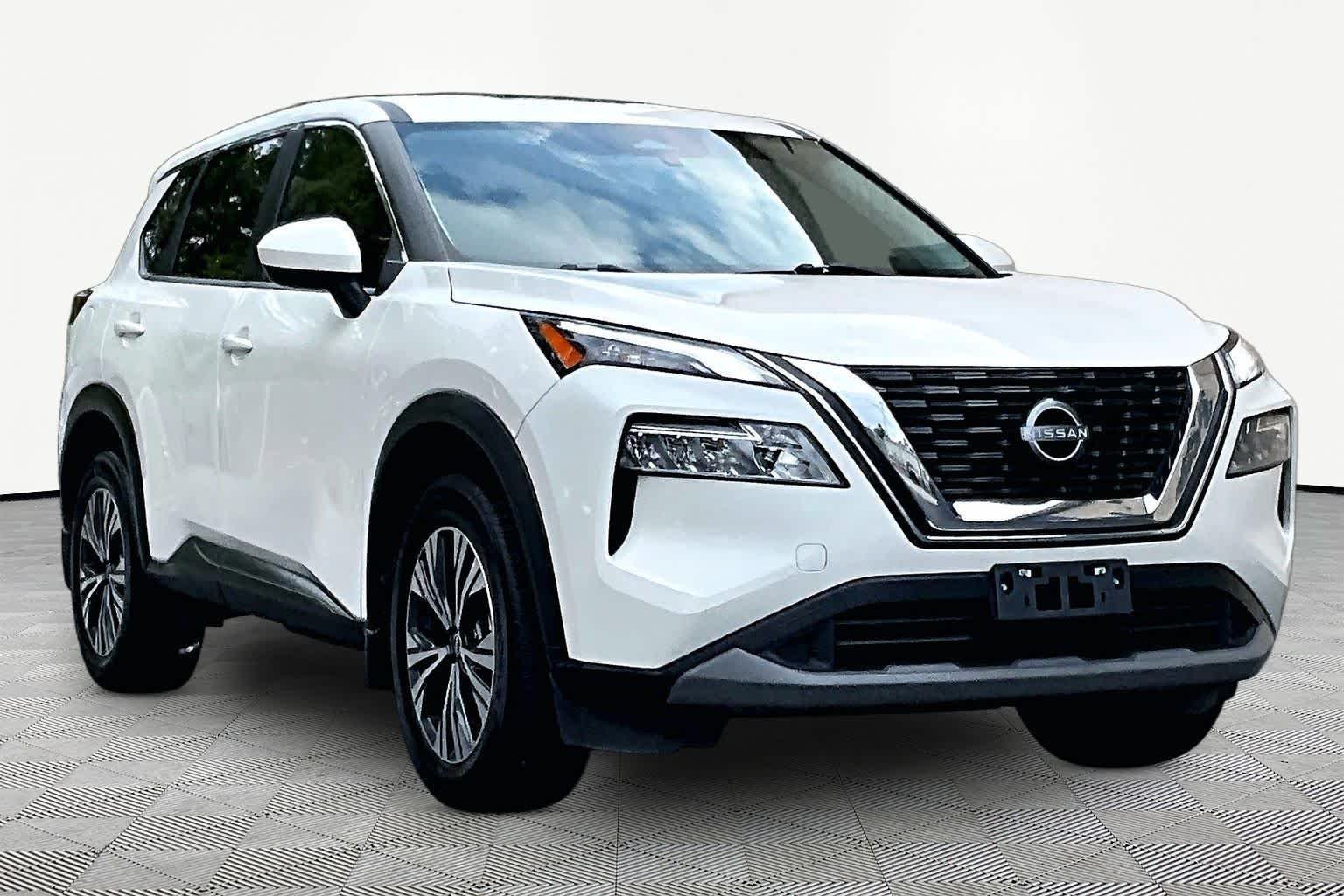 Used 2023 Pearl White Tricoat Nissan SV image 3