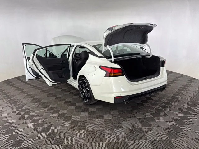 Used 2024 White Nissan 2.5 SR image 19