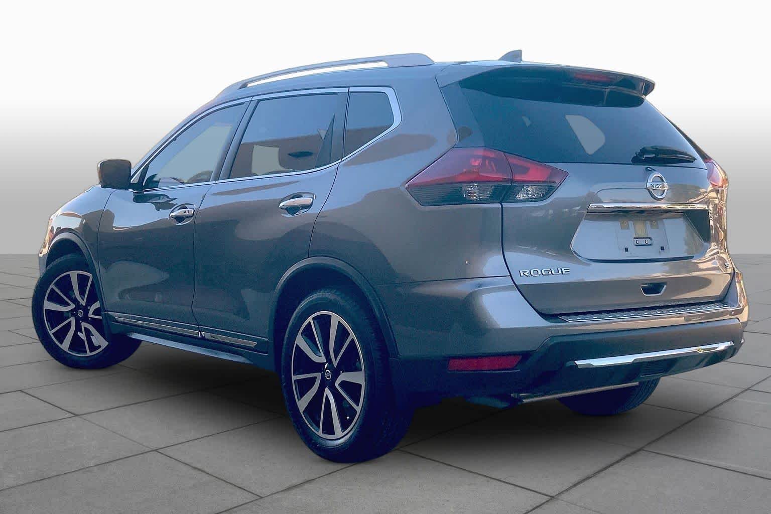 Used 2018 Gun Metallic Nissan SL image 12
