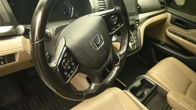 Certified Used 2018 Diamond White Honda Touring image 14