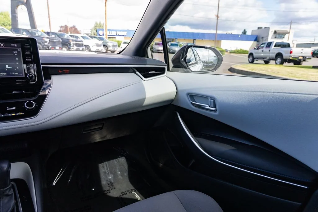 Used 2021  Toyota SE image 11