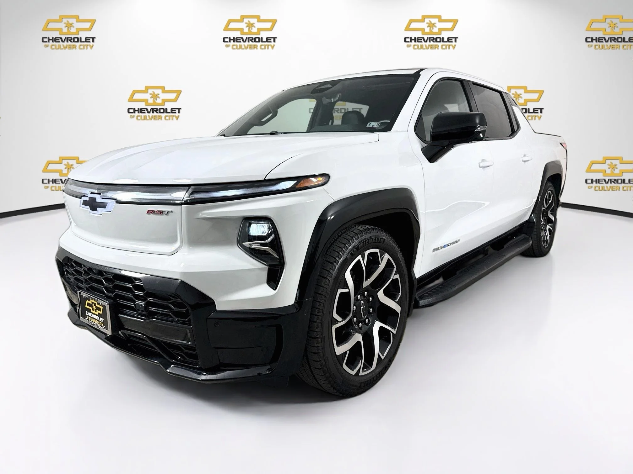 Used 2024 Summit White Chevrolet RST image 3