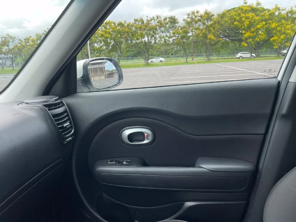 Used 2018 White Kia Base image 16