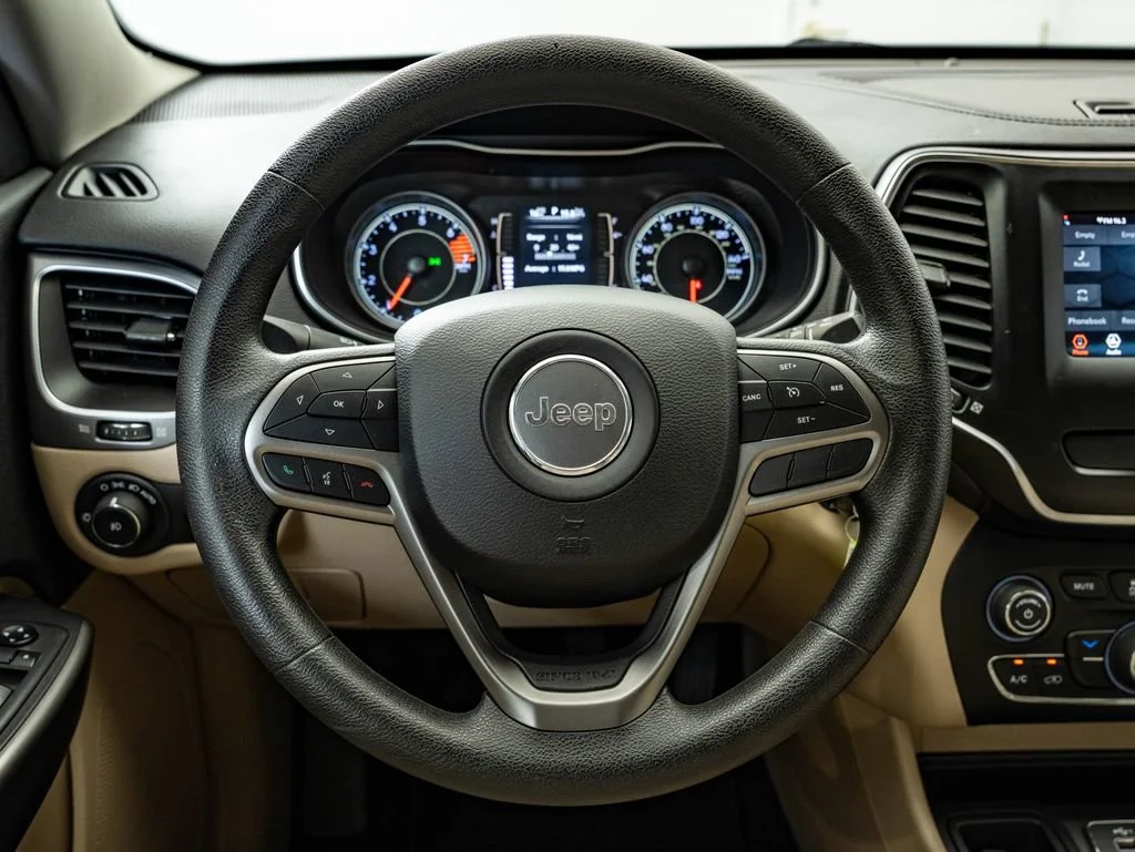 Used 2019 Bright White Clear Coat Jeep Latitude image 39