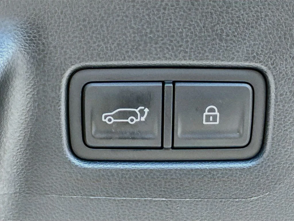 Used 2025 Red Hyundai SEL image 32