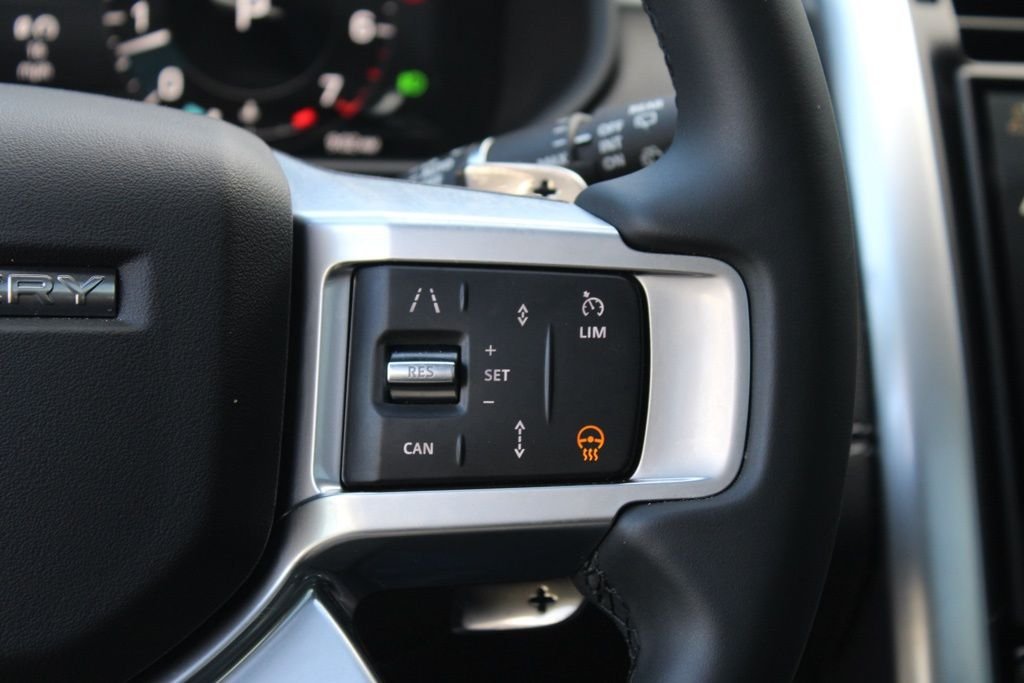 Used 2025  Land Rover Dynamic SE image 18