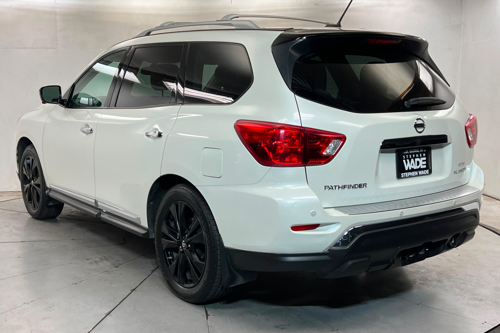 Used 2017 Pearl White Nissan Platinum image 3