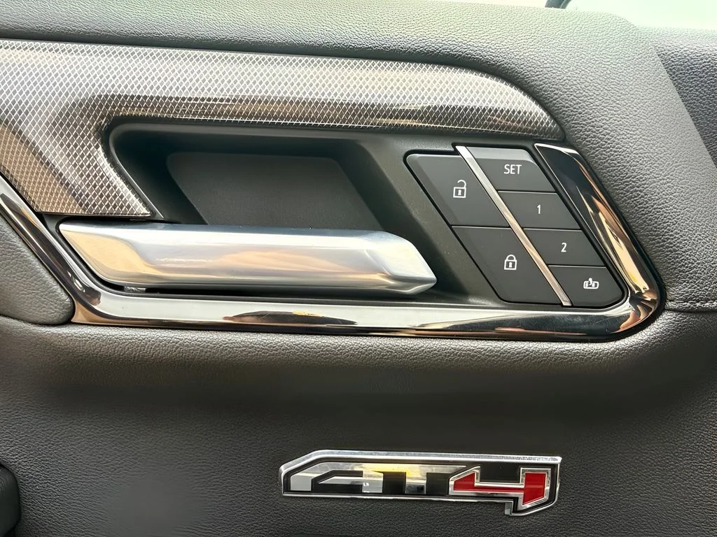 Used 2022 White GMC AT4 image 12