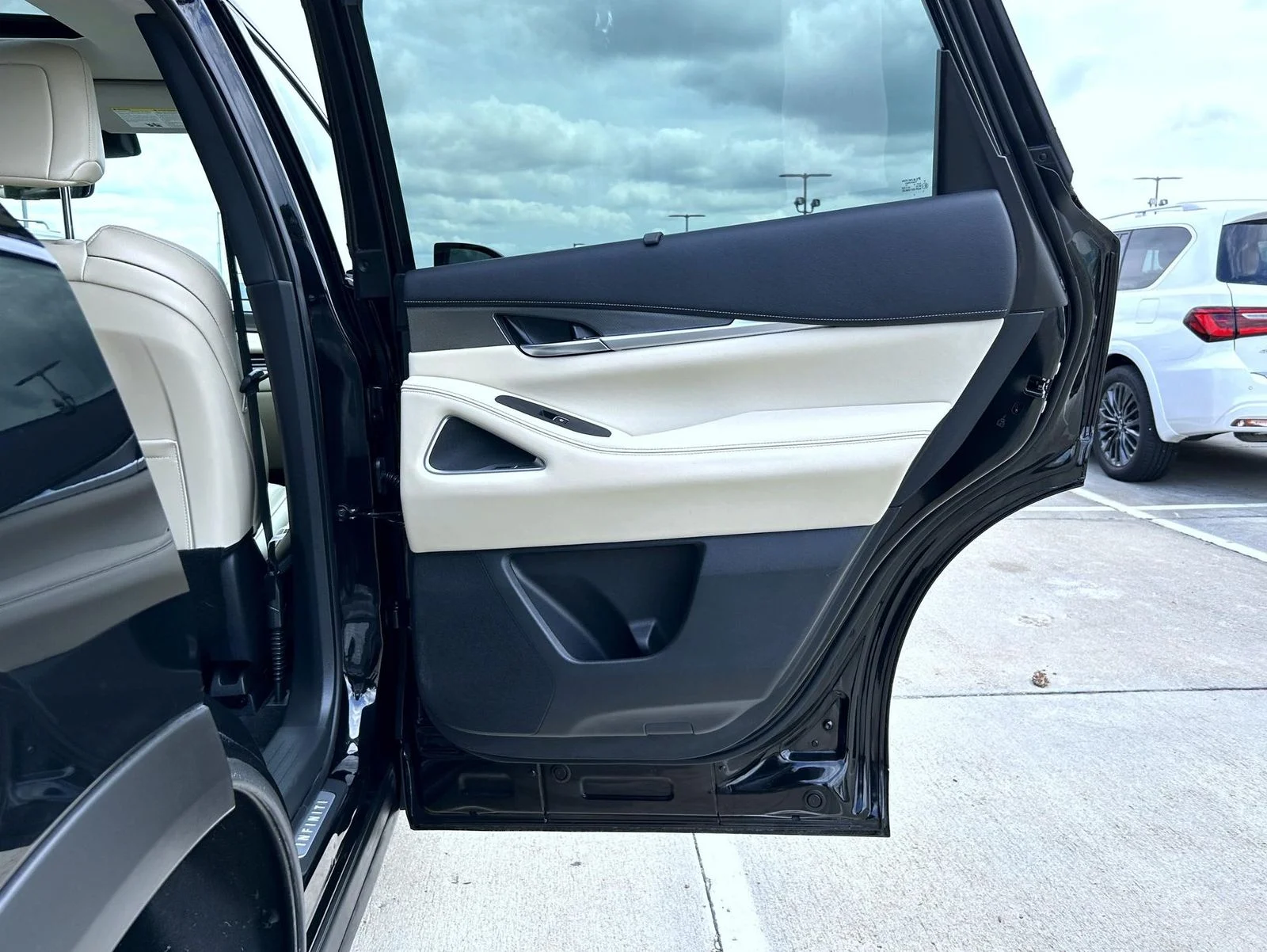Used 2025 Black INFINITI LUXE image 17