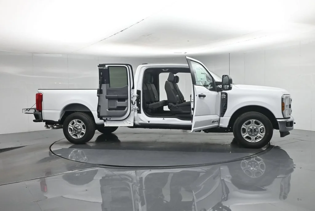New 2026 Oxford White Ford XLT image 4