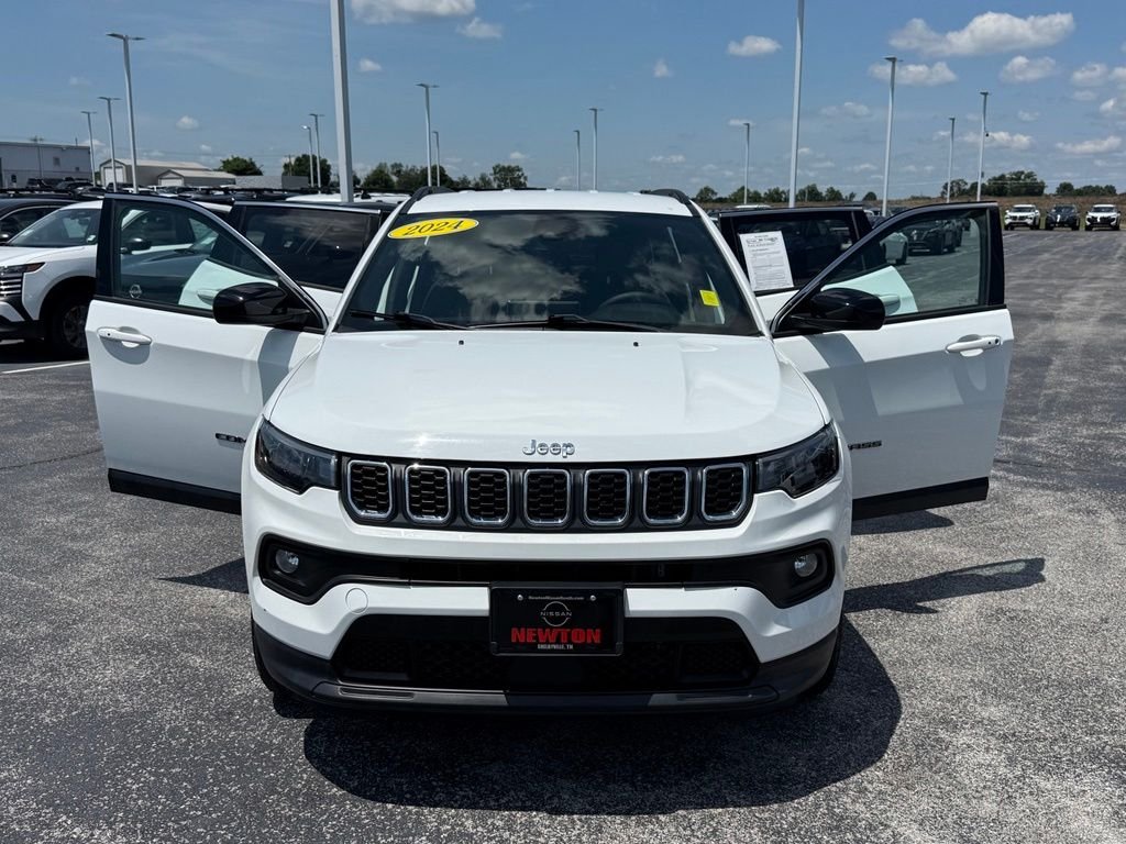 Used 2024 White Jeep Latitude image 22