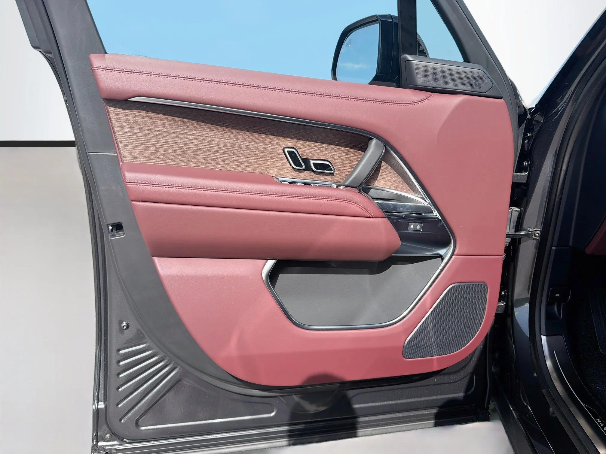 New 2026 Carpathian Grey Land Rover SE image 23