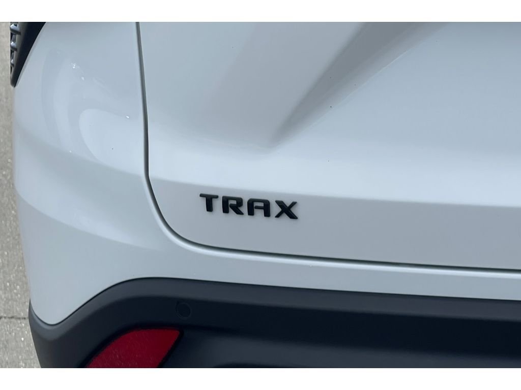 Used 2024 Summit White Chevrolet 2RS image 17