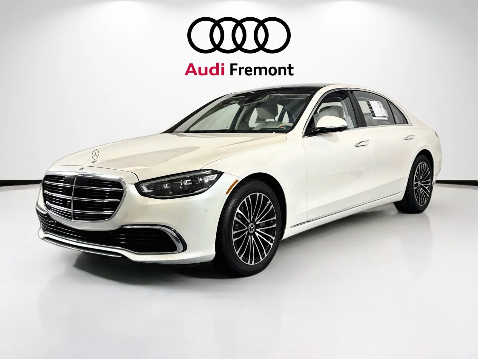 Used 2023 Manufaktur Diamond White Mercedes-Benz S 500 image 1
