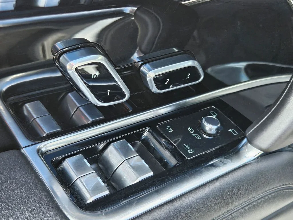 Used 2023  Land Rover Autobiography image 14