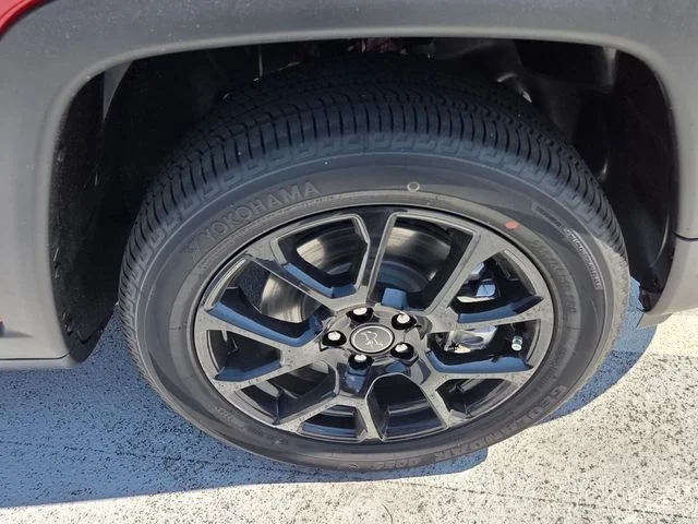 New 2026 Red Hot Pearl-Coat Exterior Paint Jeep Latitude image 11