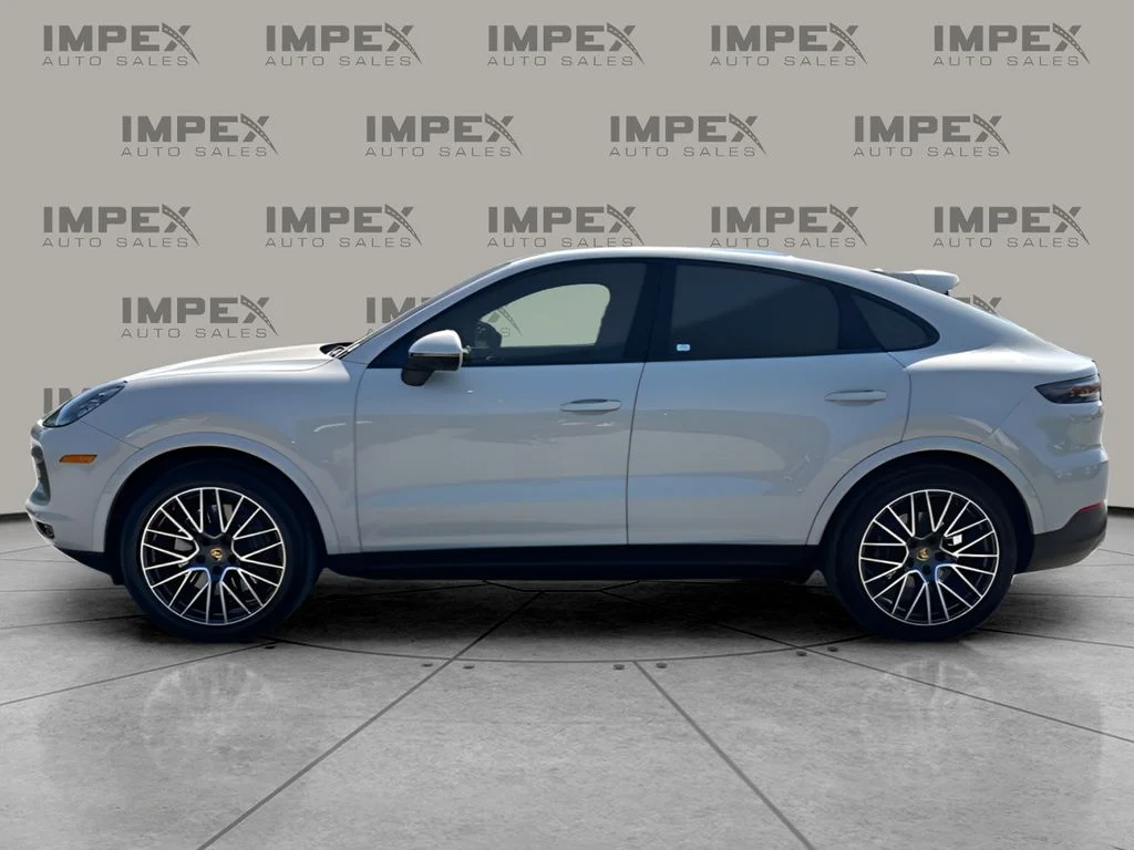 Used 2022  Porsche Base image 2