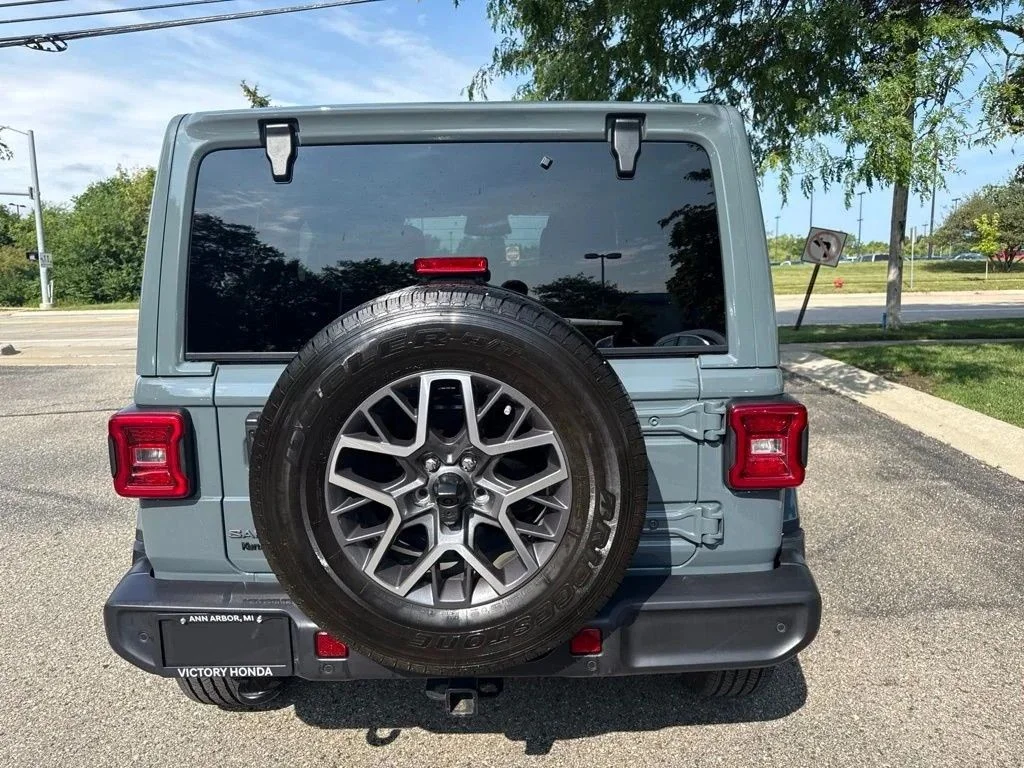 Used 2026 Anvil Clearcoat Jeep Sahara image 9