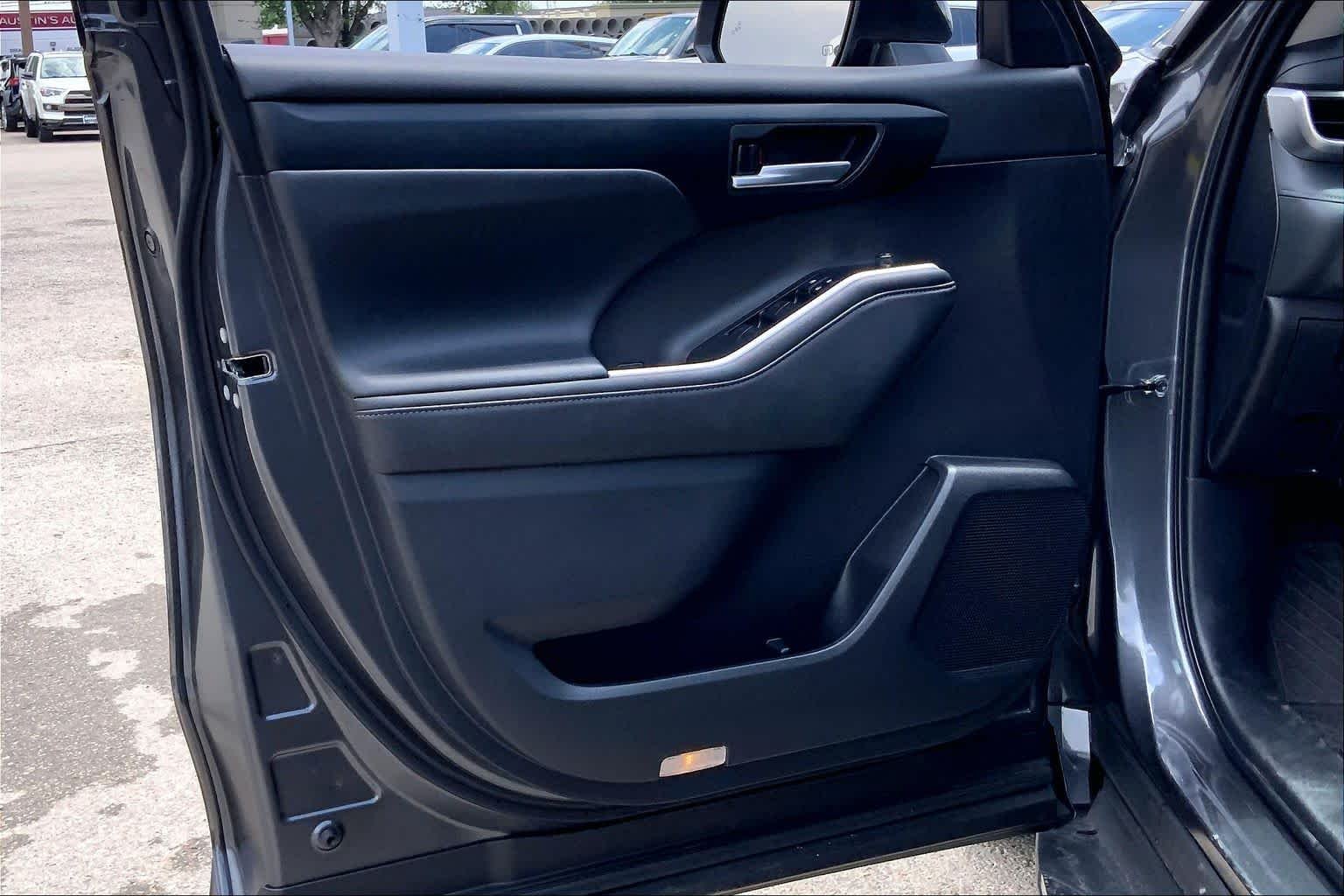 2025 Toyota Highlander XLE - Photo 22