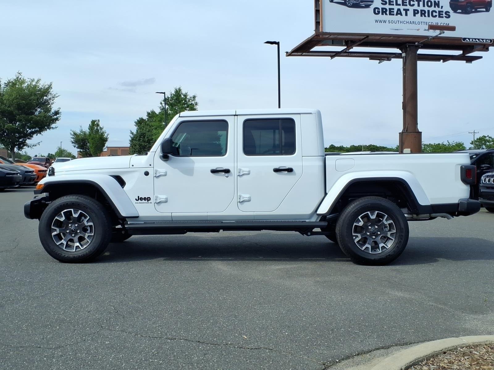 New 2026 Bright White Clear-Coat Exterior Paint Jeep Sahara image 3