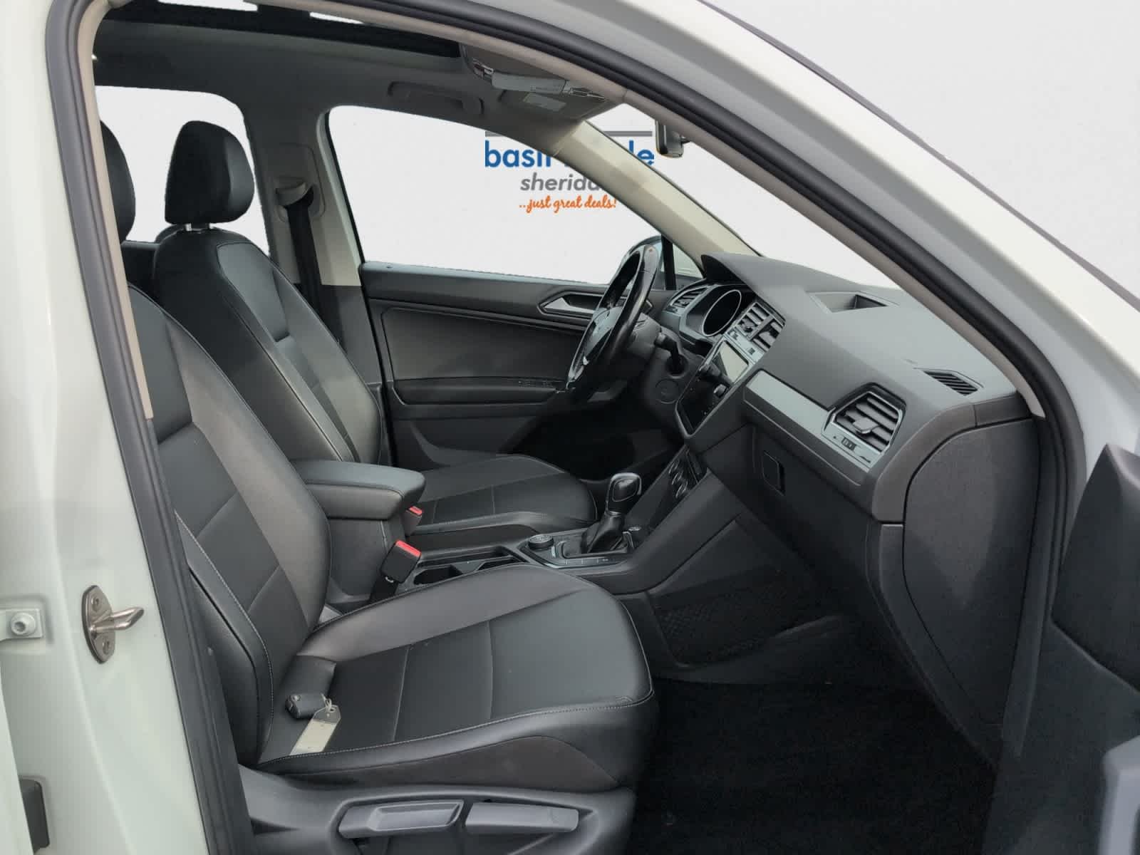 Used 2018 Pure White Volkswagen SE image 26