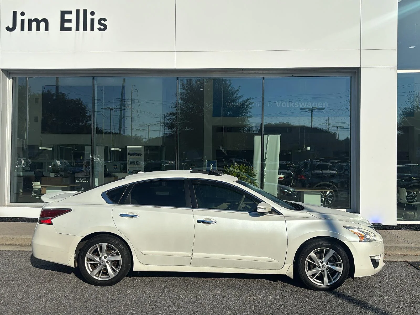 Used 2014 Pearl White Nissan 2.5 SV image 1