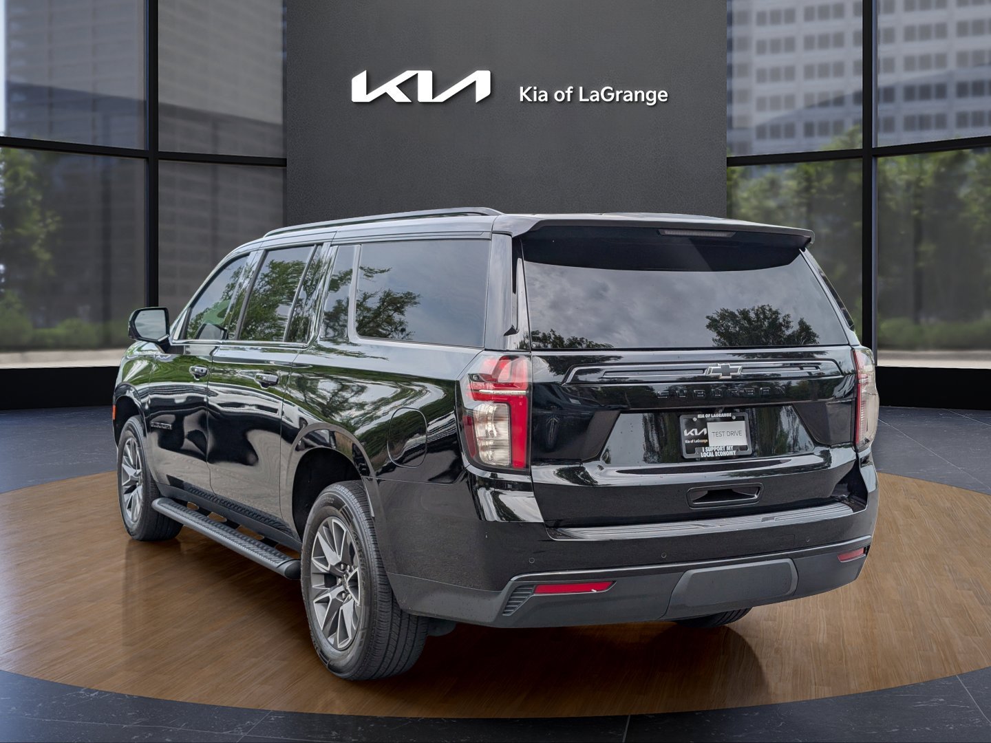 2023 Chevrolet Suburban Z71 - Photo 7