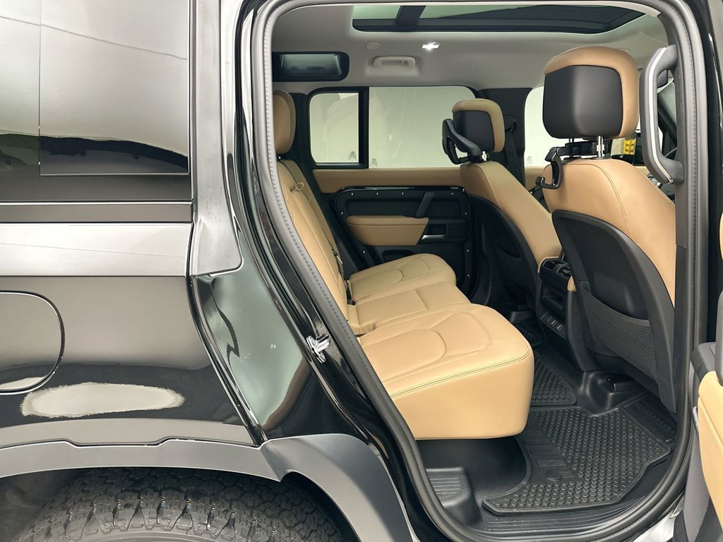 New 2026 Santorini Black Metallic Land Rover S image 7