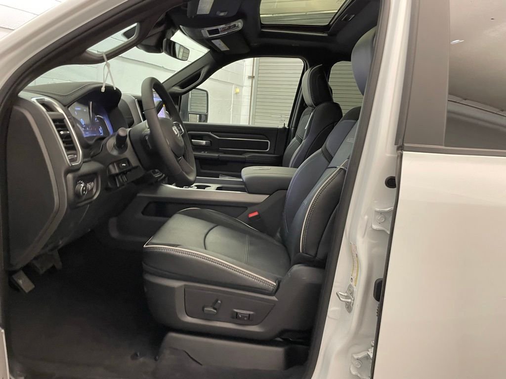 New 2026 Bright White Clear-Coat Exterior Paint RAM Laramie DRW image 22
