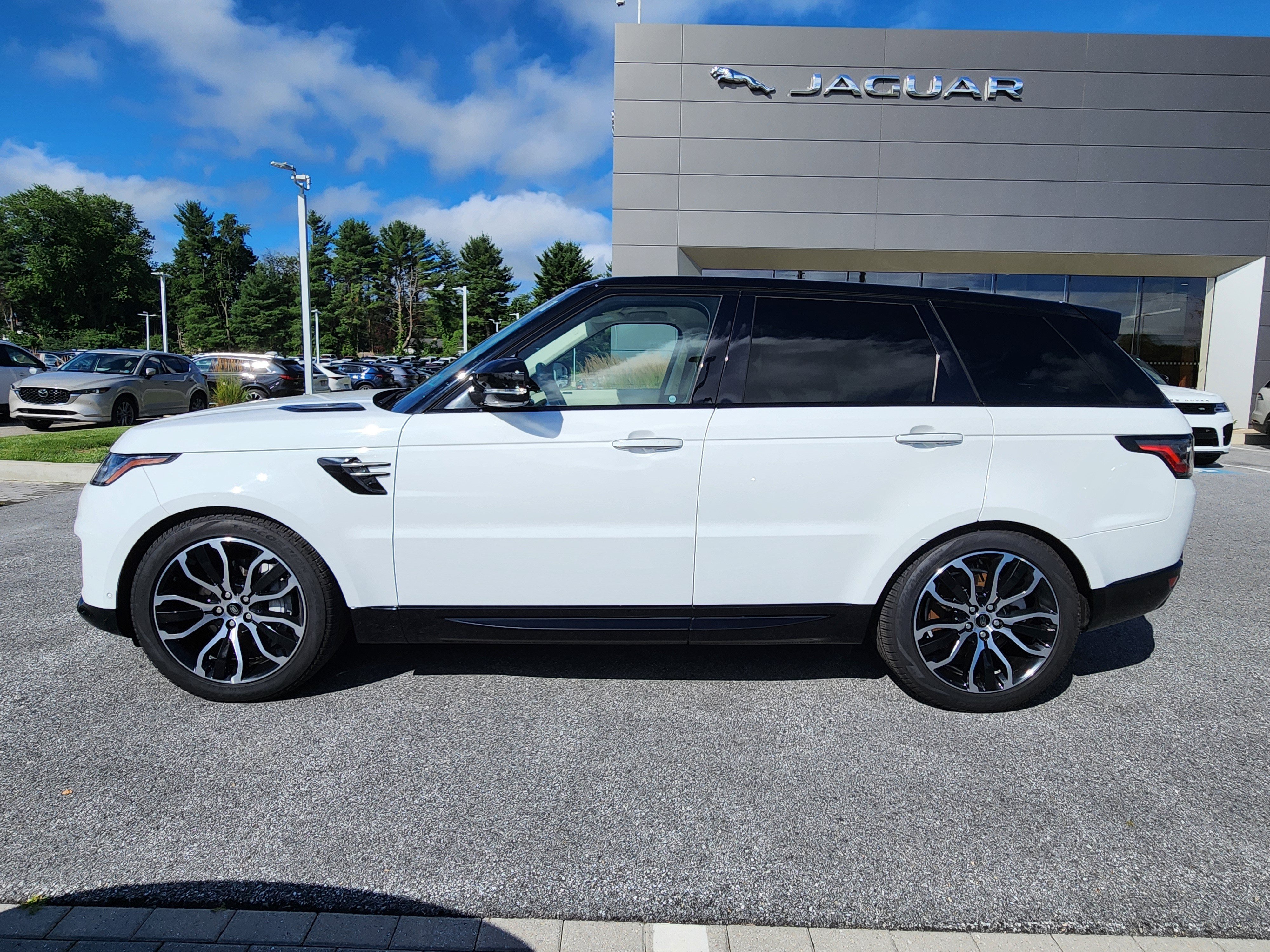 Used 2022 Fuji White Land Rover HSE Silver Edition image 5