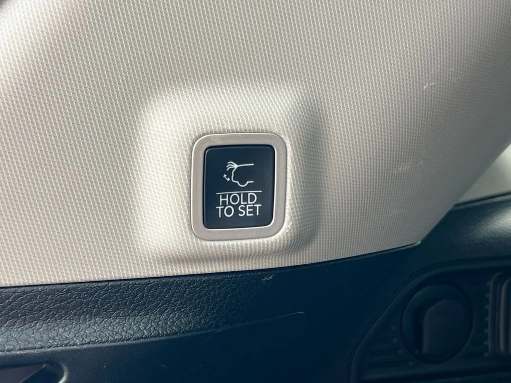 Used 2022 White Jeep Laredo image 37