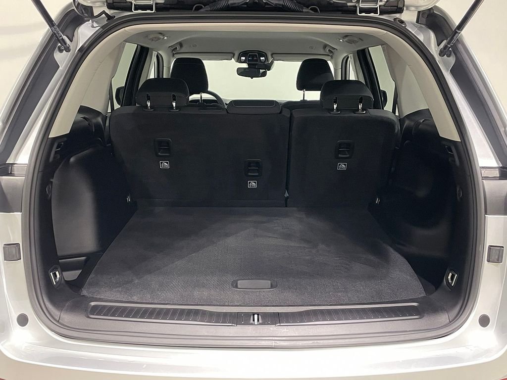 Used 2023 Silver Jeep Laredo image 5