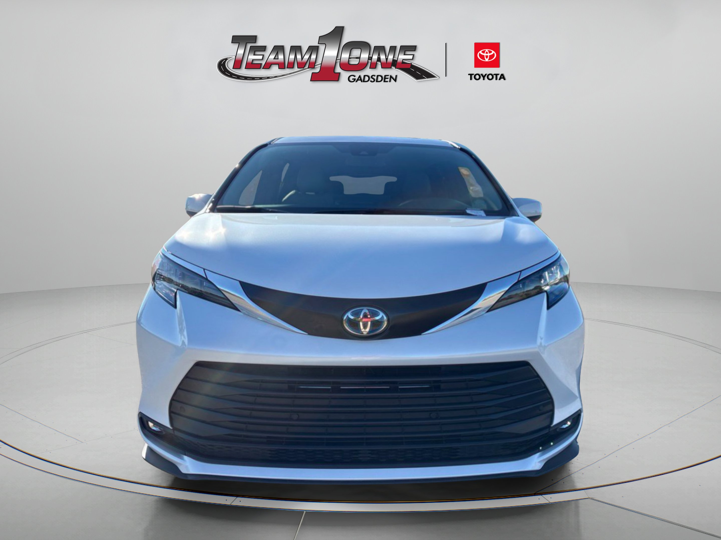 Used 2025 Pearl Toyota XLE image 5